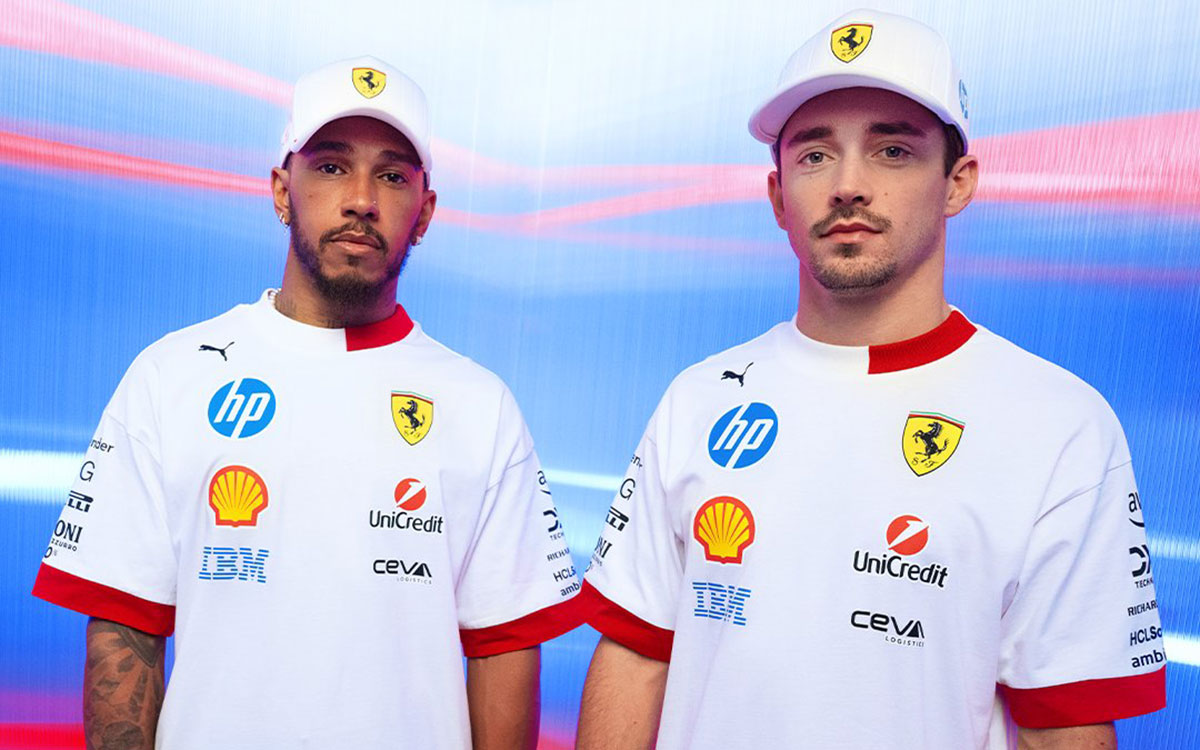 2025年F1マイアミGP仕様の特別なチームキットを着用するスクーデリア・フェラーリのルイス・ハミルトンとシャルル・ルクレール
