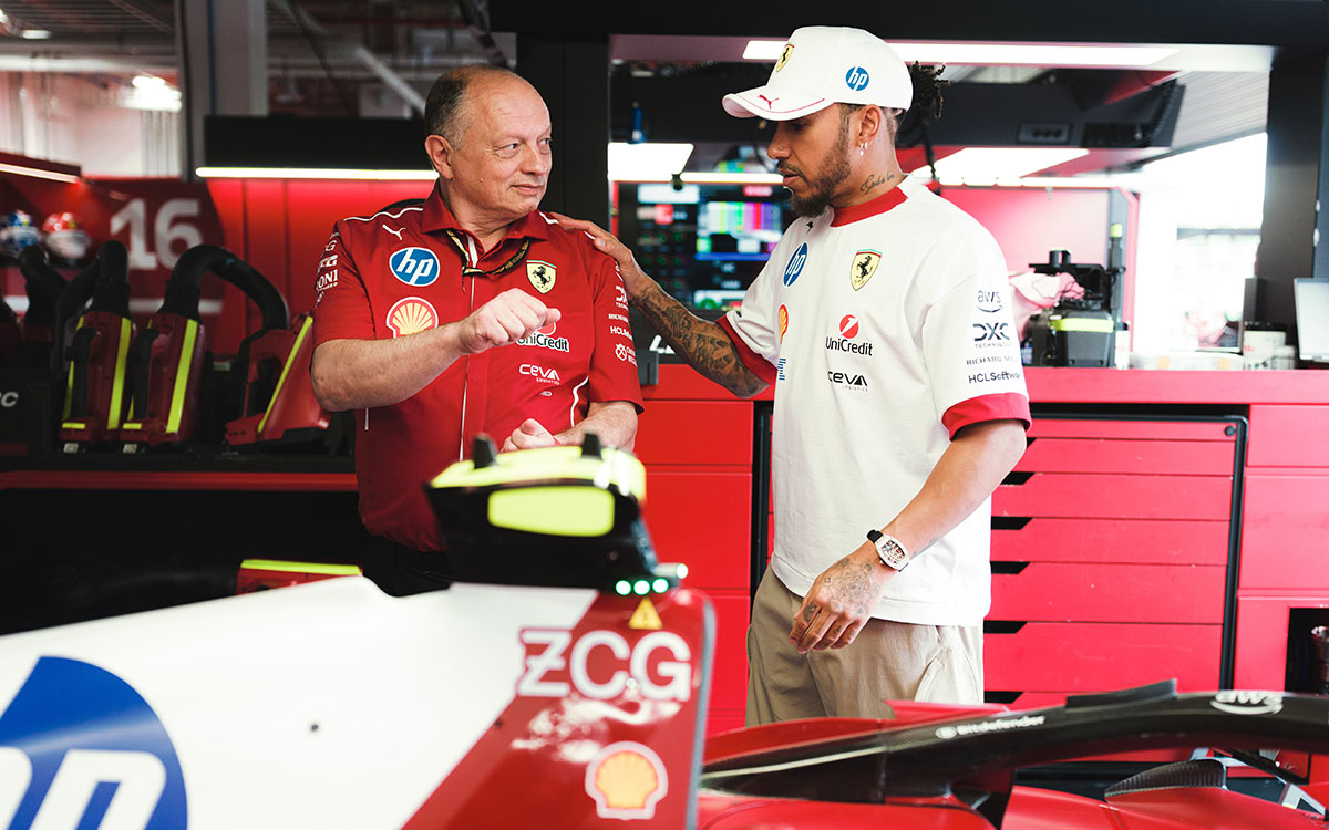 ガレージ内でチーム代表のフレデリック・バスールと話をするルイス・ハミルトン（フェラーリ）、2025年F1マイアミGP