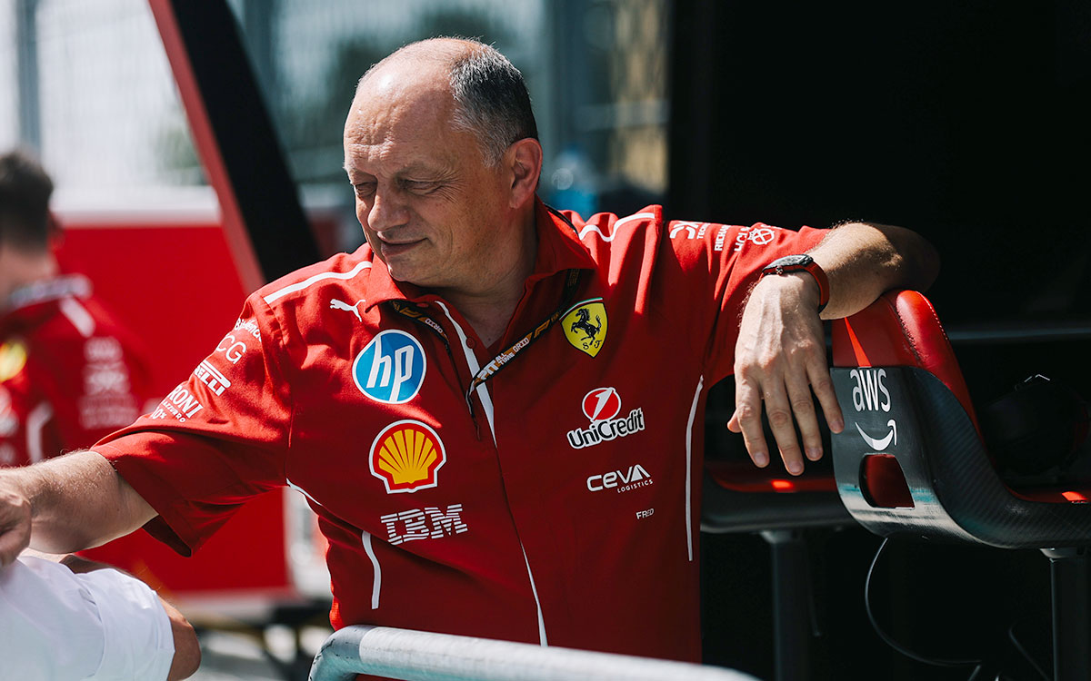 ピットウォールから身を乗り出すフェラーリのフレデリック・バスール代表、2025年F1マイアミGP