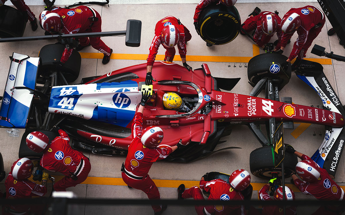 ピットストップを行うルイス・ハミルトン(フェラーリ)とピットクルー、2025年5月4日(日) F1マイアミGP決勝(マイアミ・インターナショナル・オートドローム)
