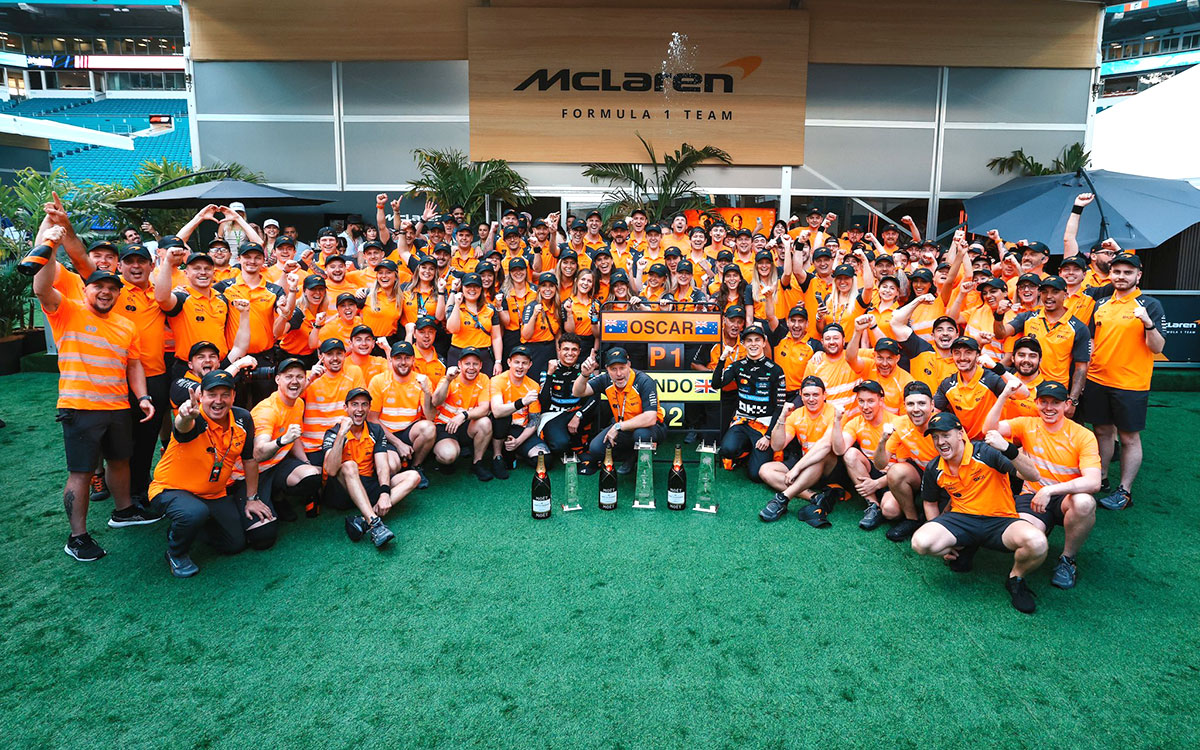 オスカー・ピアストリとランド・ノリスの1-2フィニッシュを祝うマクラーレン、2025年5月4日(日) F1マイアミGP決勝レース(マイアミ・インターナショナル・オートドローム)