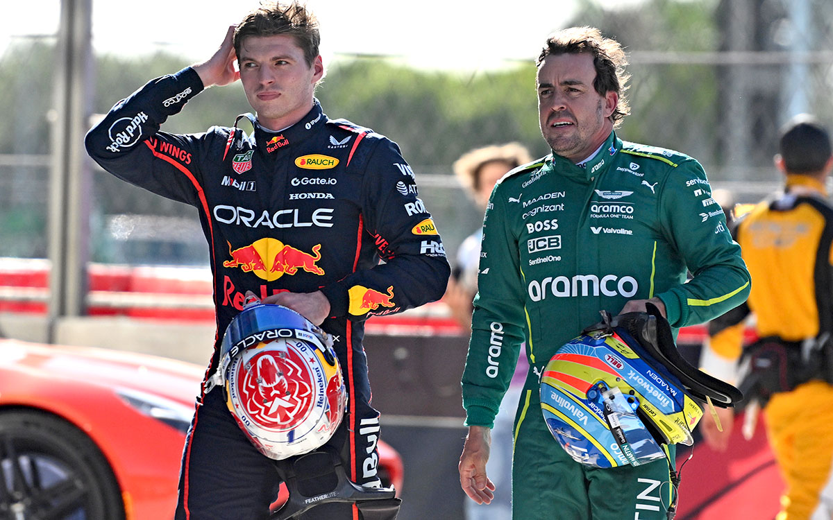 スプリント予選後のパルクフェルメを並んで歩くマックス・フェルスタッペン(レッドブル・レーシング)とフェルナンド・アロンソ(アストンマーティン)、2025年5月2日(金) F1マイアミGP(マイアミ・インターナショナル・オートドローム)