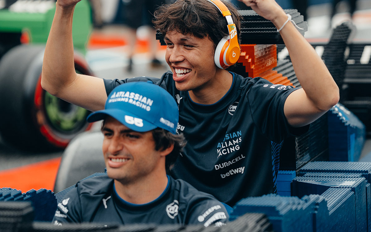 レース前のレゴF1マシン・パレードではしゃぐウィリアムズのアレックス・アルボンとカルロス・サインツ、2025年5月4日(日) F1マイアミGP決勝（マイアミ・インターナショナル・オートドローム）