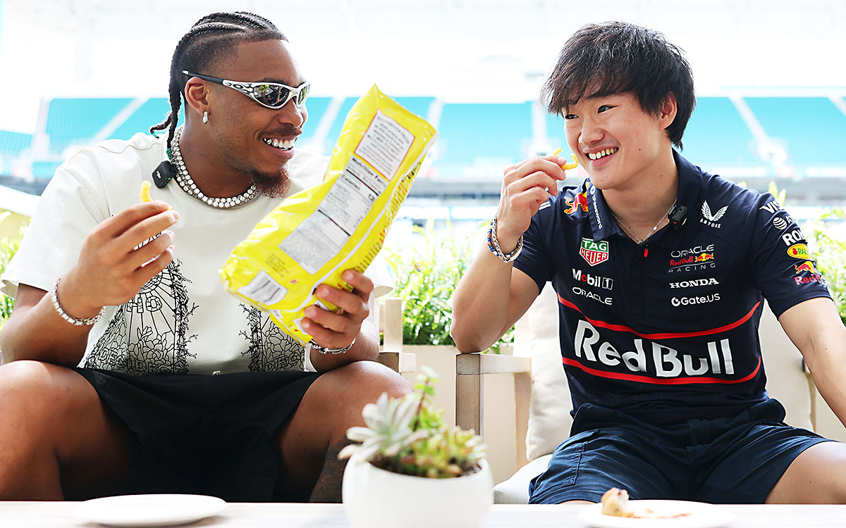 2025年第6戦F1マイアミGP開幕を前にアメリカンフットボール選手のジャスティン・ジェファーソンと会話を交わす角田裕毅（レッドブル・レーシング）、2025年5月1日マイアミ・インターナショナル・オートドローム