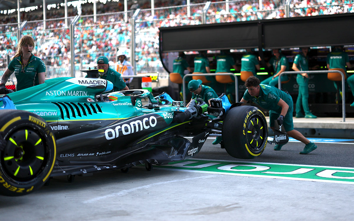 メカニックの手でガレージに押し込まれるフェルナンド・アロンソのアストンマーチンAMR25、2025年5月2日F1マイアミGP(マイアミ・インターナショナル・オートドローム)