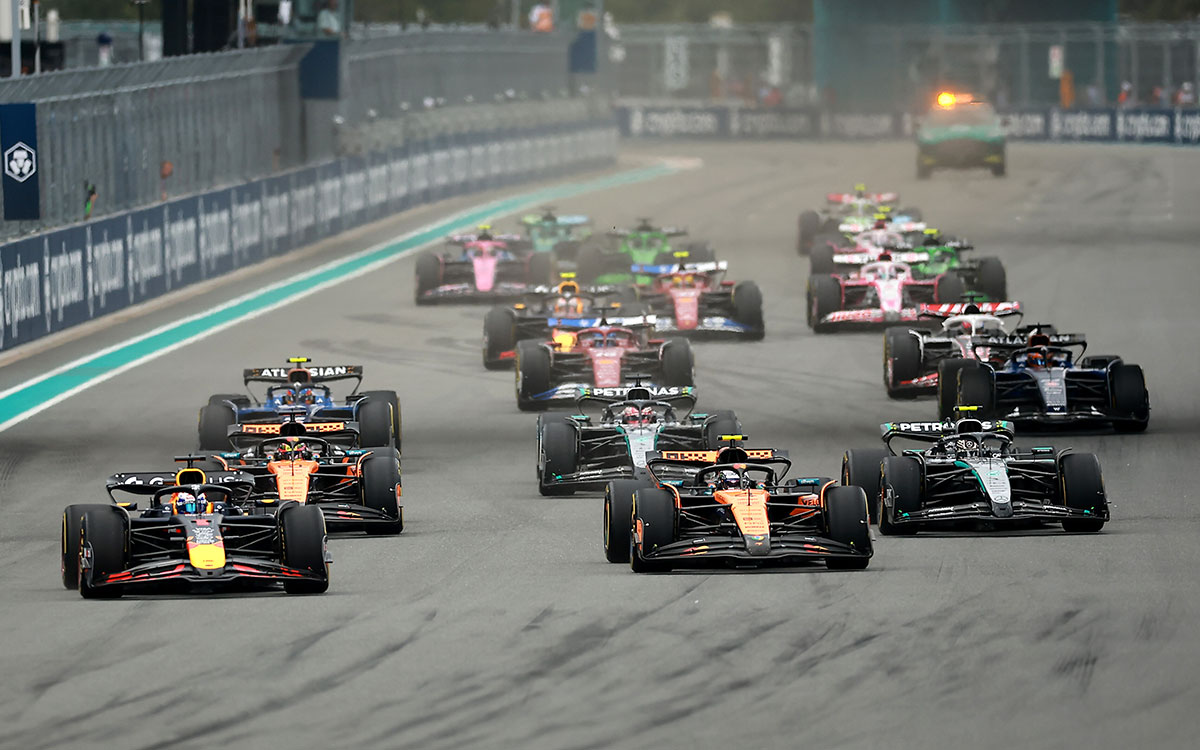 決勝レーススタート直後のメインストレートの様子、2025年5月4日(日) F1マイアミGP決勝(マイアミ・インターナショナル・オートドローム)