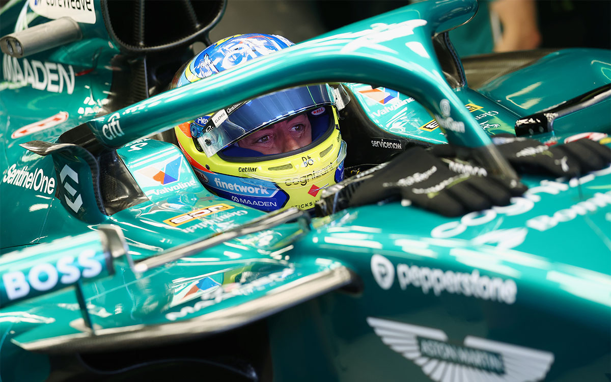 ガレージ内でコースインを待つフェルナンド・アロンソ(アストンマーチン)、2025年5月23日F1モナコGP FP1(モンテカルロ市街地コース)