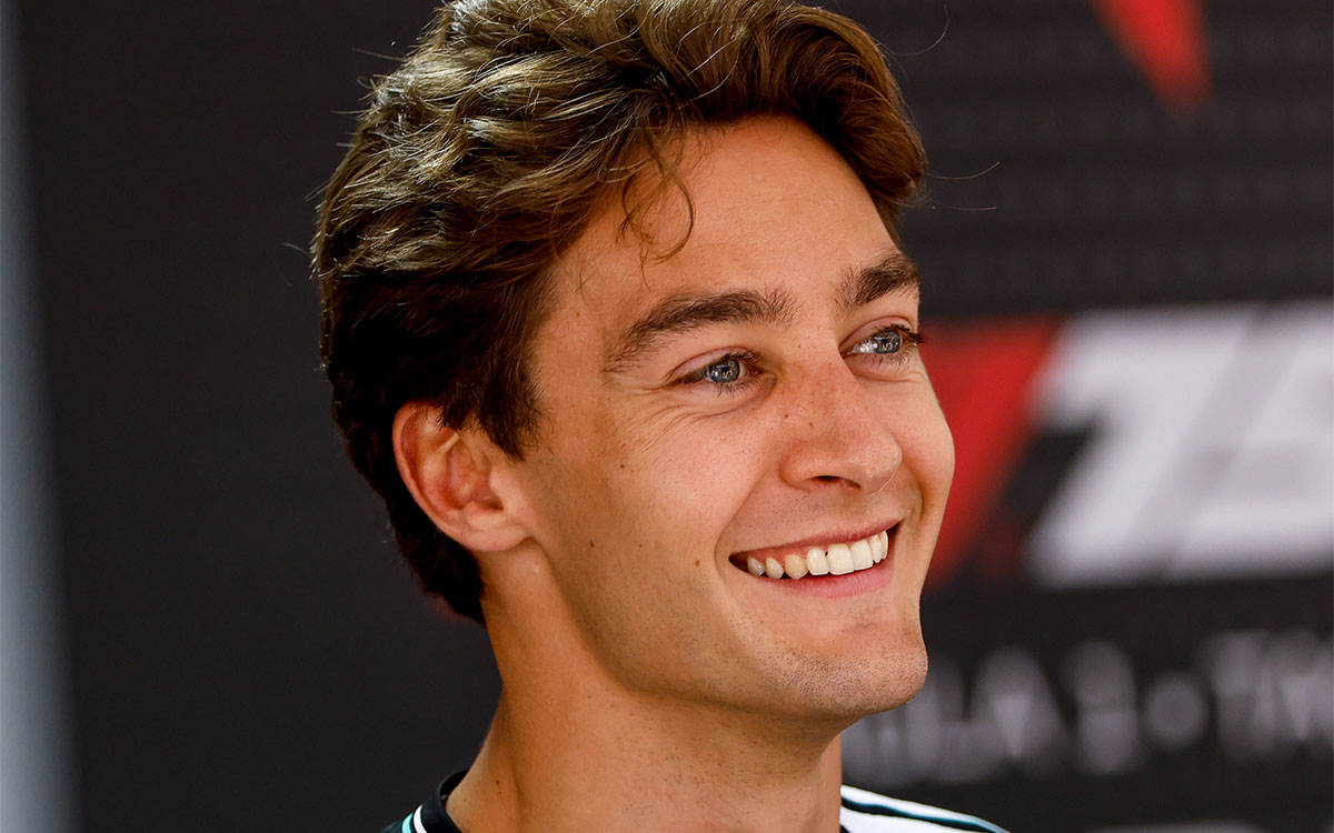 メディアの取材に応じるジョージ・ラッセル(メルセデス)、2025年5月22日(木) F1モナコGPプレビュー(モンテカルロ市街地コース)