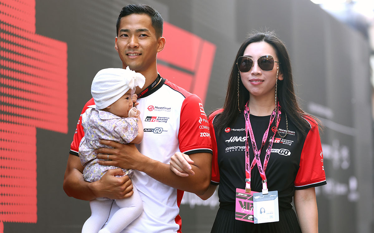 娘を抱きかかえて妻とともにパドックを歩くハースのF1リザーブドライバー平川亮、2025年5月22日(木) F1モナコGPプレビュー（モンテカルロ市街地コース）