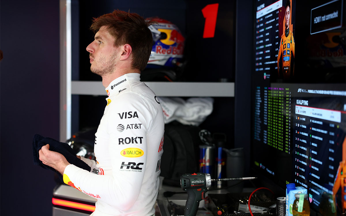 ガレージで様子をうかがうマックス・フェルスタッペン(レッドブル・レーシング)、2025年5月24日(土) F1モナコGP予選(モンテカルロ市街地コース)