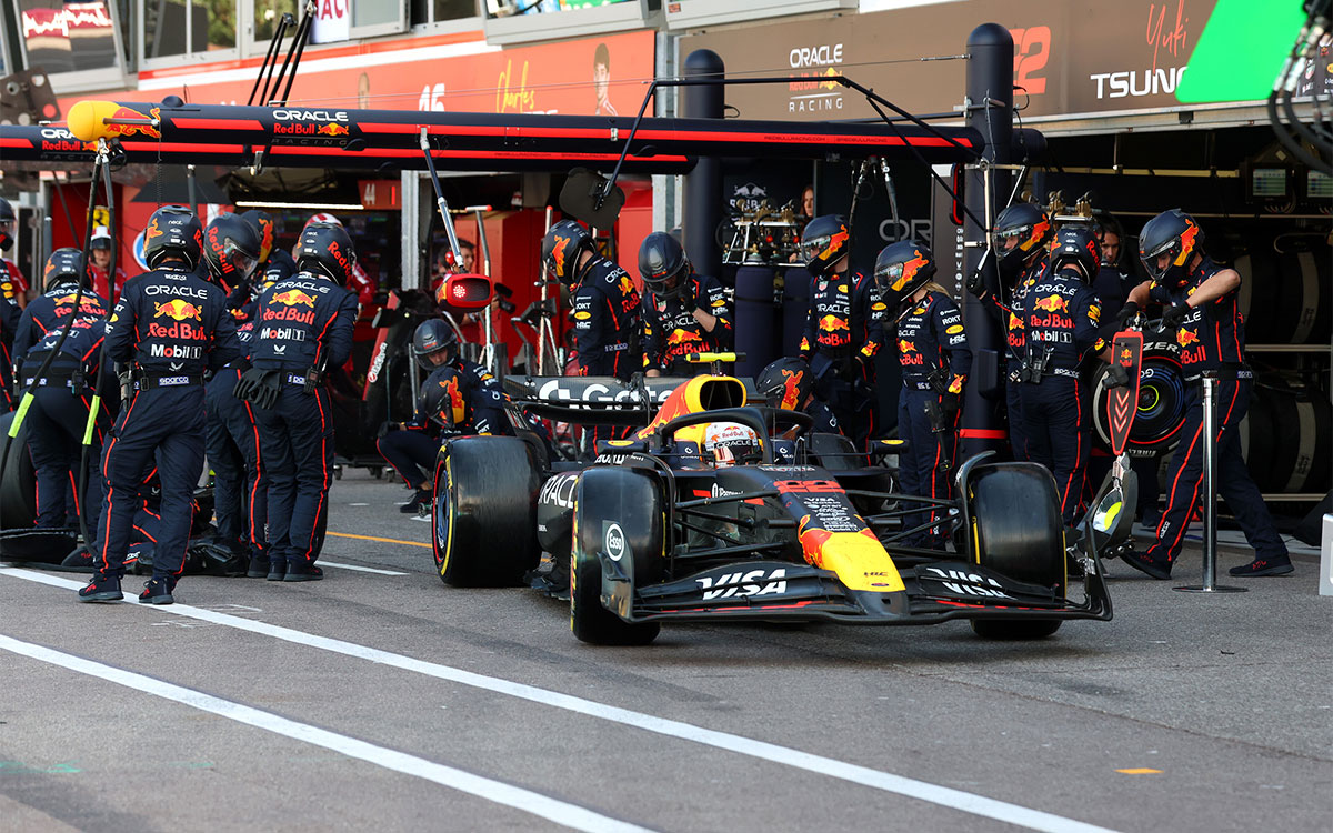 ピットストップを行う角田裕毅（レッドブル・レーシングRB21）、2025年5月25日(日) F1モナコGP決勝（モンテカルロ市街地コース）