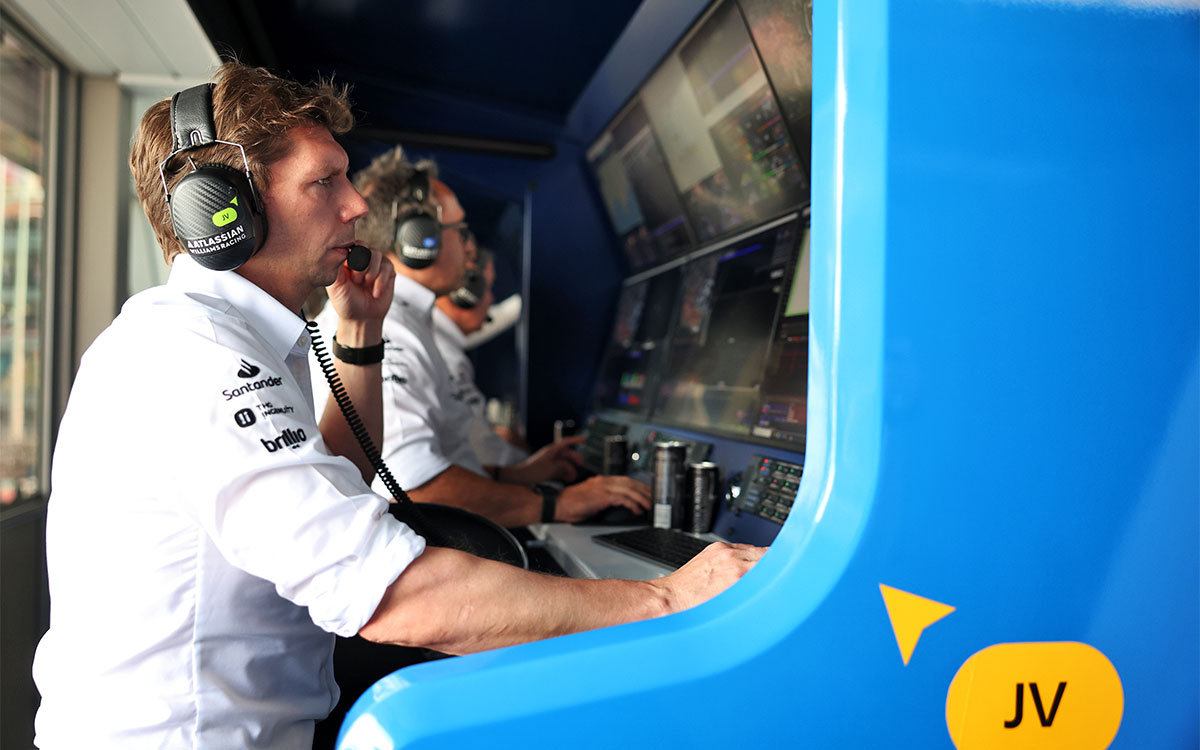 ピットウォールに座るジェームズ・ヴァウルズ（ウィリアムズ代表）、2025年5月24日(土) F1モナコGP予選（モンテカルロ市街地コース）