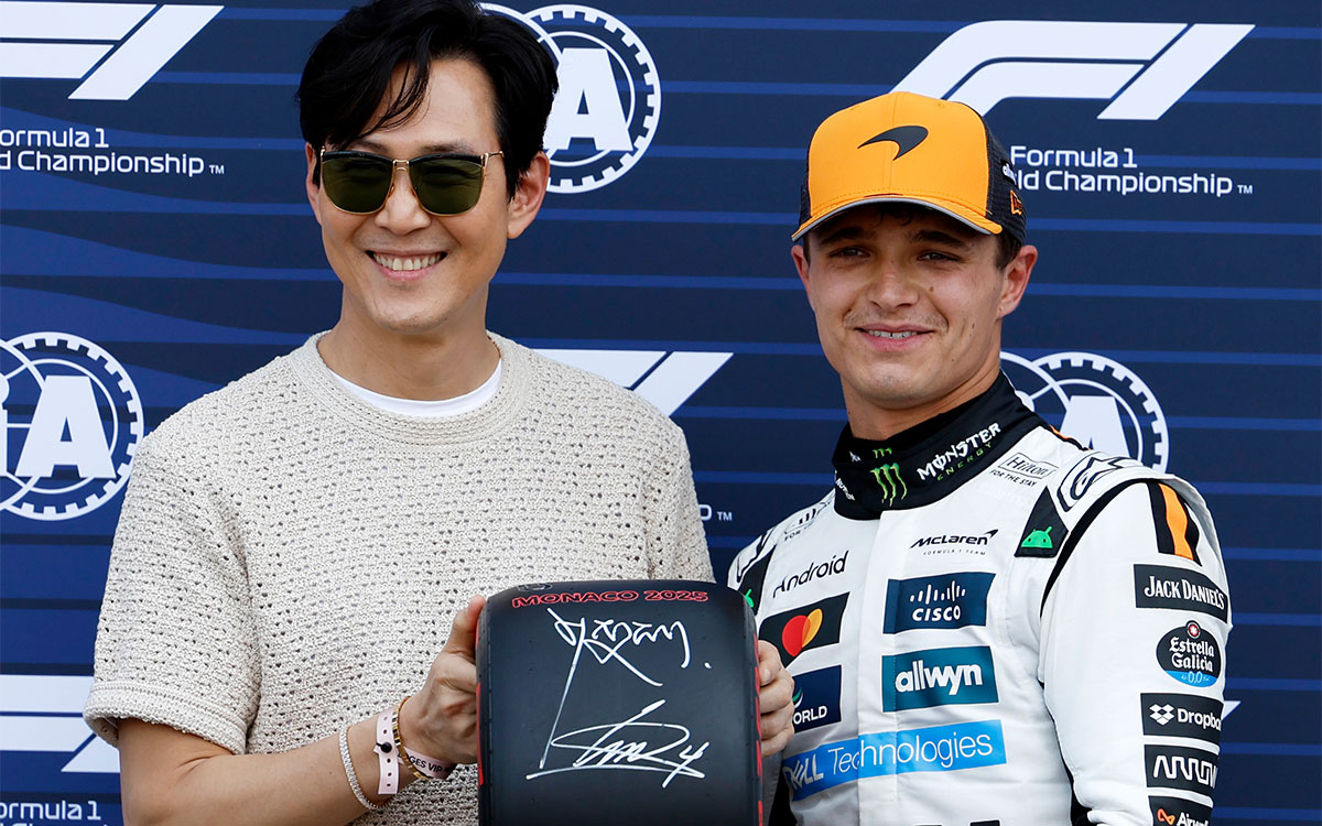 韓国の俳優イ・ジョンジェからピレリ・ポールポジション賞を受け取るランド・ノリス（マクラーレン）、2025年5月24日(土) F1モナコGP予選（モンテカルロ市街地コース）