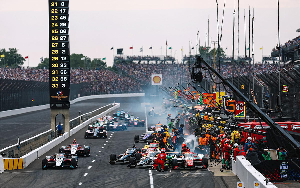 ピットストップを終えてコースに戻る佐藤琢磨（レイホール・レターマン・ラニガン・レーシング）、2025年5月25日第109回インディ500（インディアナポリス・モーター・スピードウェイ）