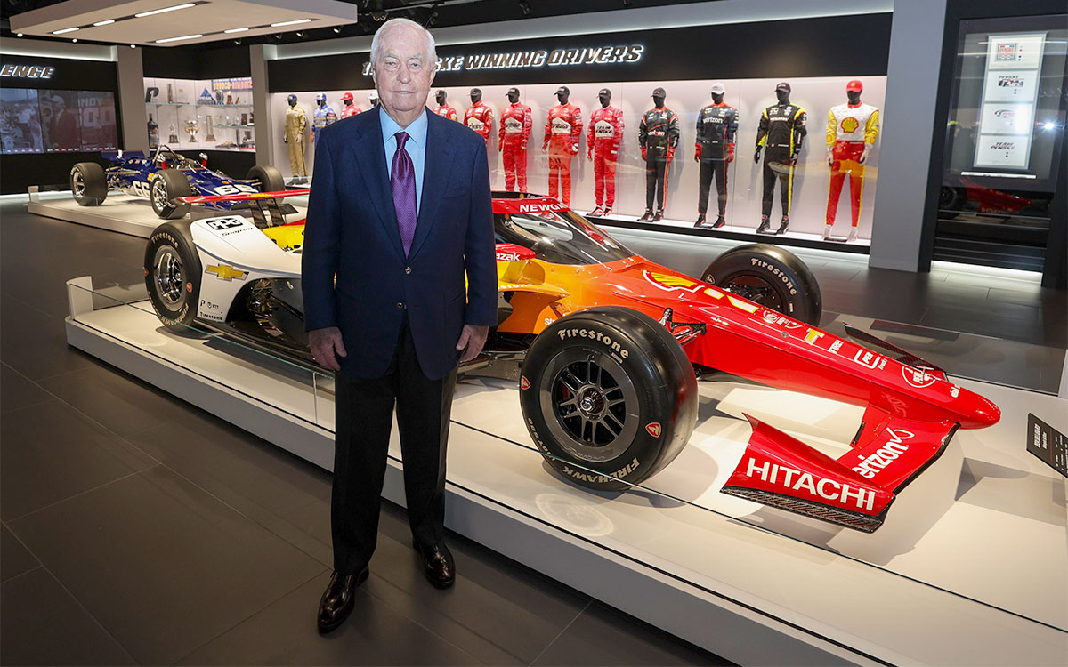 ジョセフ・ニューガーデンのマシンの前に立つロジャー・ペンスキー、2025年4月2日(水) インディアナポリス・モーター・スピードウェイで開催されたIMSミュージアムのリニューアルオープン記念イベントにて