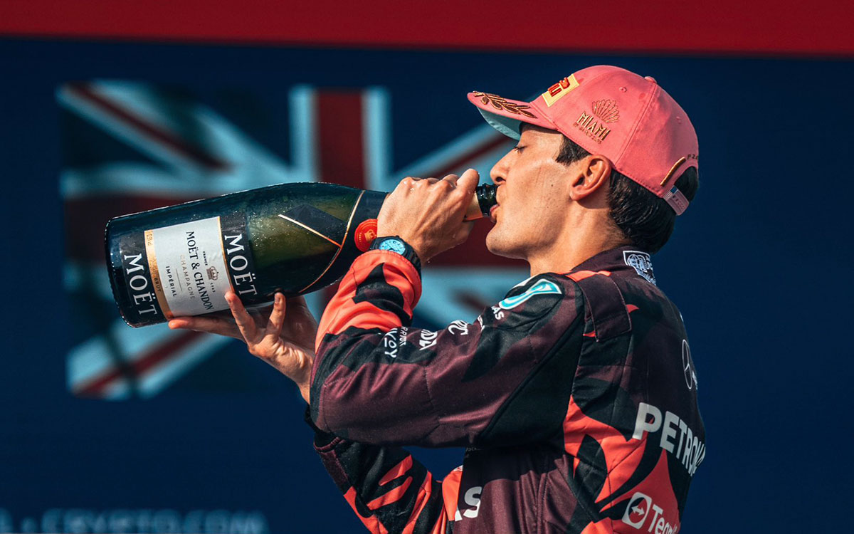 表彰台の上でシャンパンを味合う3位のジョージ・ラッセル(メルセデス)、2025年5月4日(日) F1マイアミGP決勝(マイアミ・インターナショナル・オートドローム)