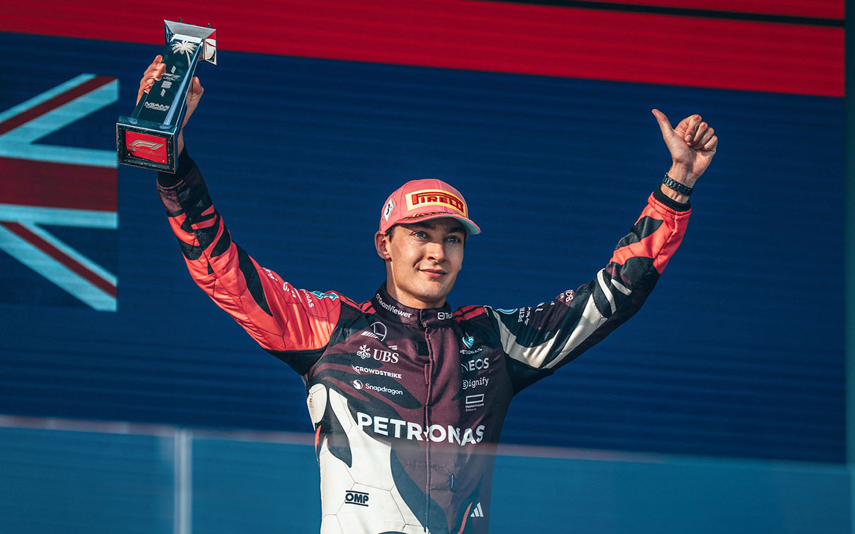 表彰台の上で3位トロフィーを掲げるジョージ・ラッセル(メルセデス)、2025年5月4日(日) F1マイアミGP決勝(マイアミ・インターナショナル・オートドローム)
