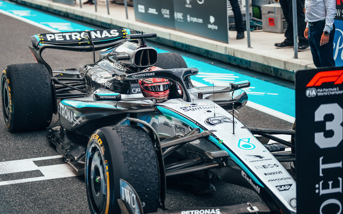 3位ボードの前に停まったジョージ・ラッセルの63号車メルセデスW15、2025年5月4日(日) F1マイアミGP決勝（マイアミ・インターナショナル・オートドローム）