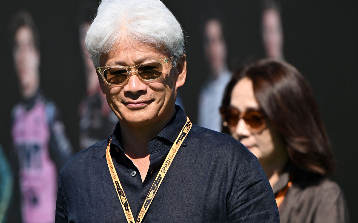 カタロニア・サーキットのパドックを歩く角田裕毅（レッドブル・レーシング）の父・角田信彰さん、2025年5月30日(金) F1スペインGPフリー走行