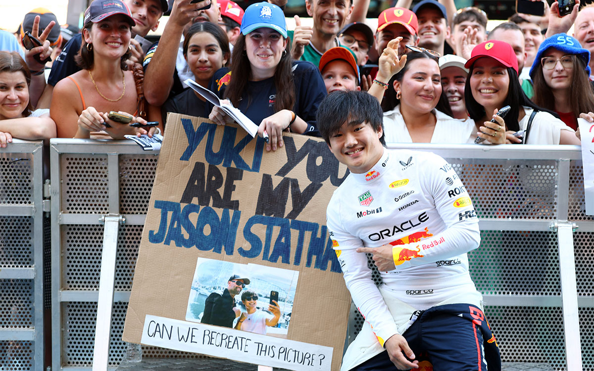 ファンと交流する角田裕毅（レッドブル・レーシング）、2025年5月29日(木) F1スペインGP（カタロニア・サーキット）