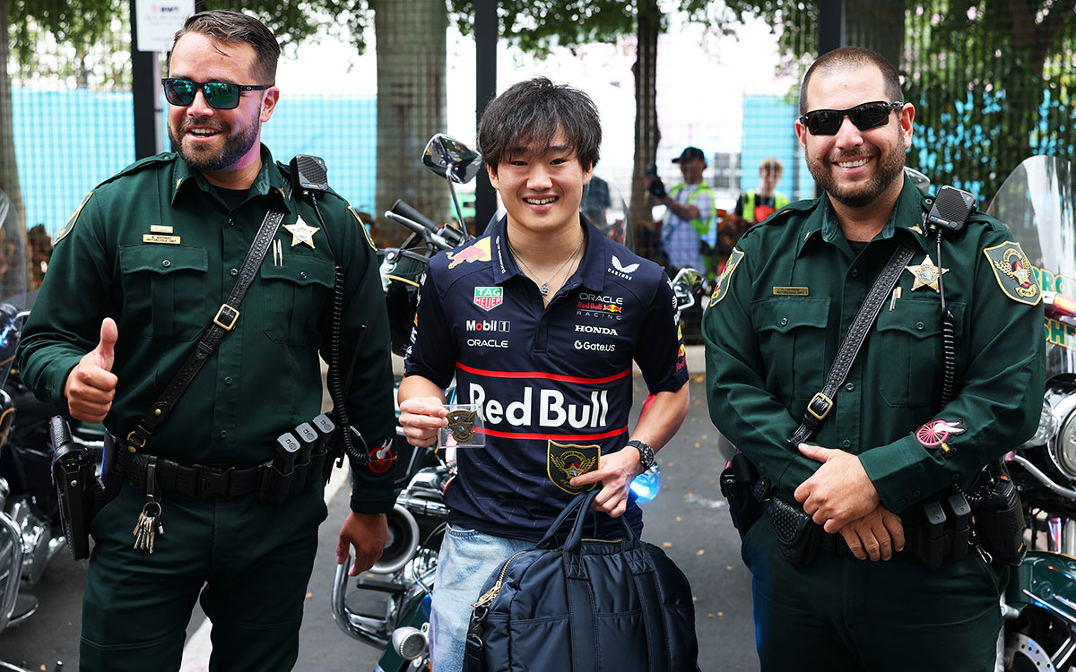 パドックまでエスコートした地元警察官と写真撮影する角田裕毅（レッドブル・レーシング）、2025年5月4日(日) F1マイアミGP決勝（マイアミ・インターナショナル・オートドローム）