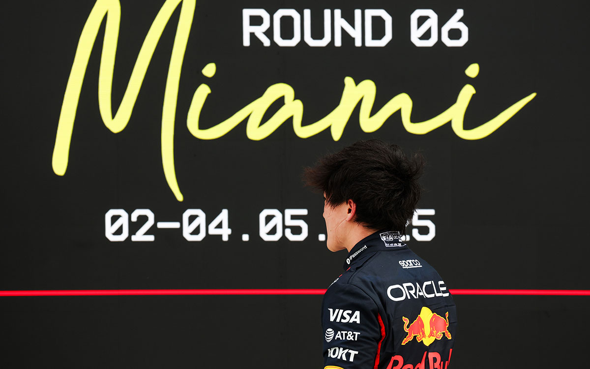 ピットレーン掲げられた「MIAMI」サインの前を歩く角田裕毅(レッドブル・レーシング)、2025年5月4日(日) F1マイアミGP決勝レース(マイアミ・インターナショナル・オートドローム)