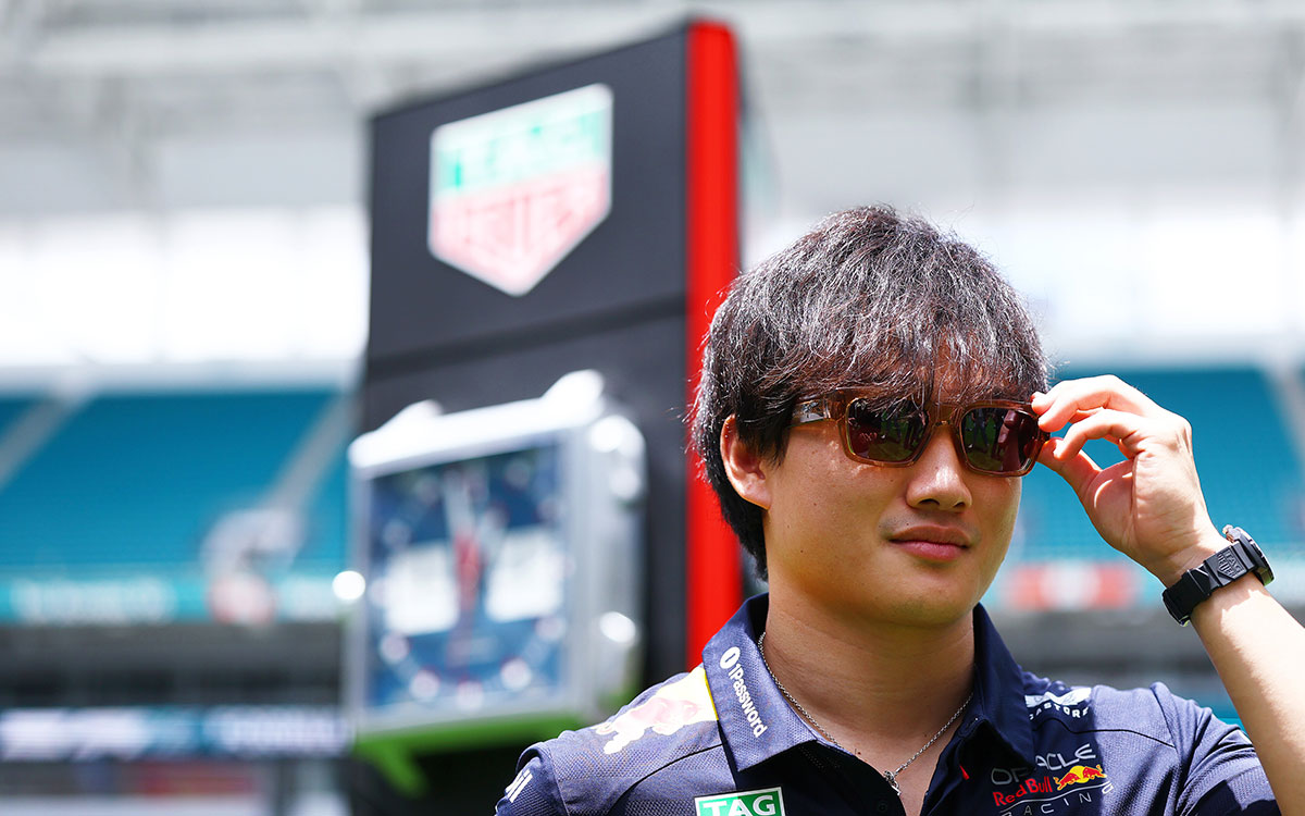 サングラスに手をかける角田裕毅(レッドブル・レーシング)、2025年5月1日(木) F1マイアミGPプレビュー(マイアミ・インターナショナル・オートドローム)