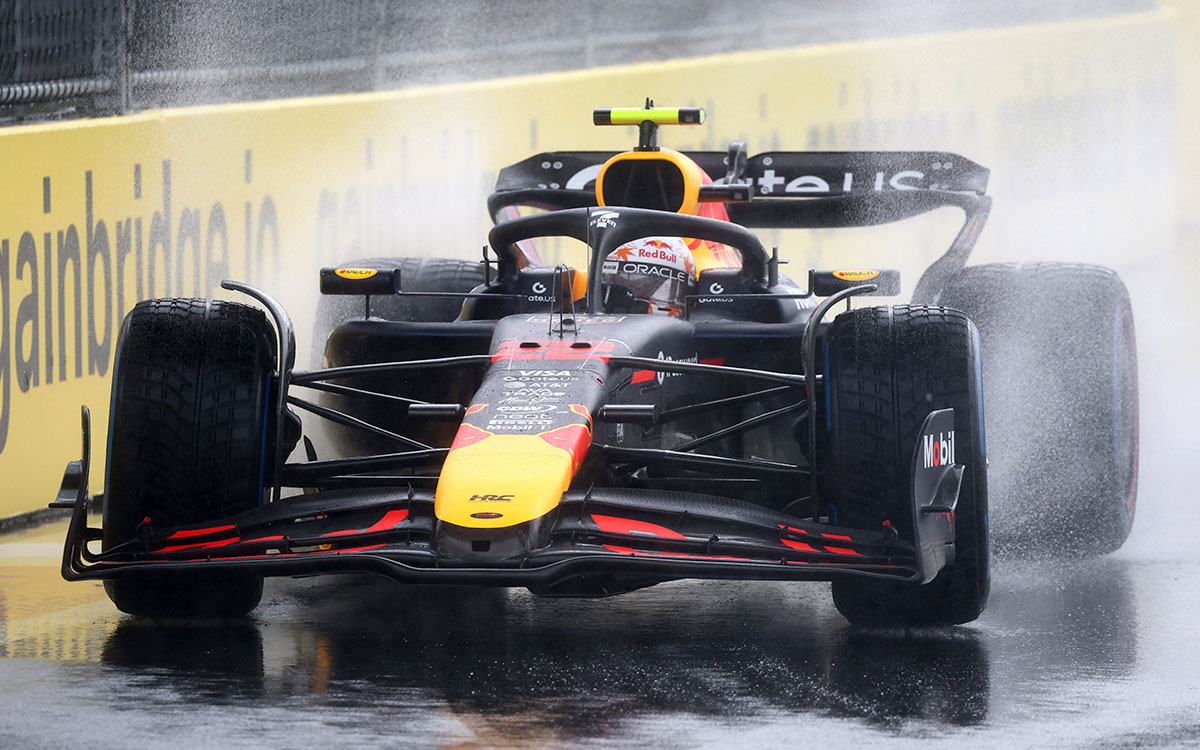 雨のマイアミ・インターナショナル・オートドロームでウェットタイヤを履いてレコノサンス・ラップを周回する角田裕毅（レッドブル・レーシング）、2025年5月3日(土) F1マイアミGPスプリント
