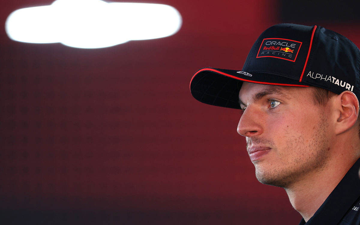 イモラ・サーキットのパドックに立つマックス・フェルスタッペン(レッドブル・レーシング)、2025年5月15日(木) F1エミリア・ロマーニャGPプレビュー