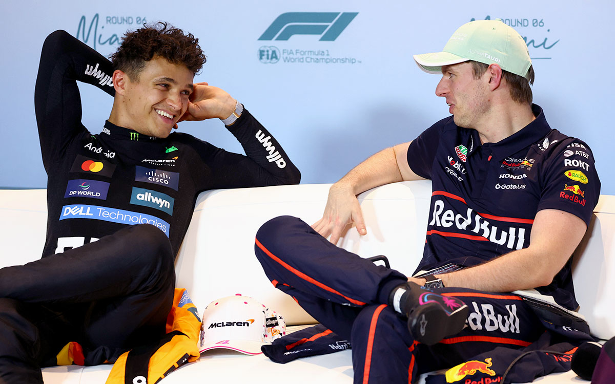 予選後の記者会見に臨むポールポジションのマックス・フェルスタッペン(レッドブル)と2番手のランド・ノリス(マクラーレン)、2025年5月3日(土) F1マイアミGP(マイアミ・インターナショナル・オートドローム) (1)