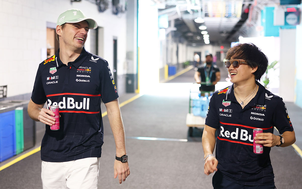 決勝前にパドックで談笑するマックス・フェルスタッペンと角田裕毅（ともにレッドブル・レーシング）、2025年5月4日(日) F1マイアミGP（マイアミ・インターナショナル・オートドローム）