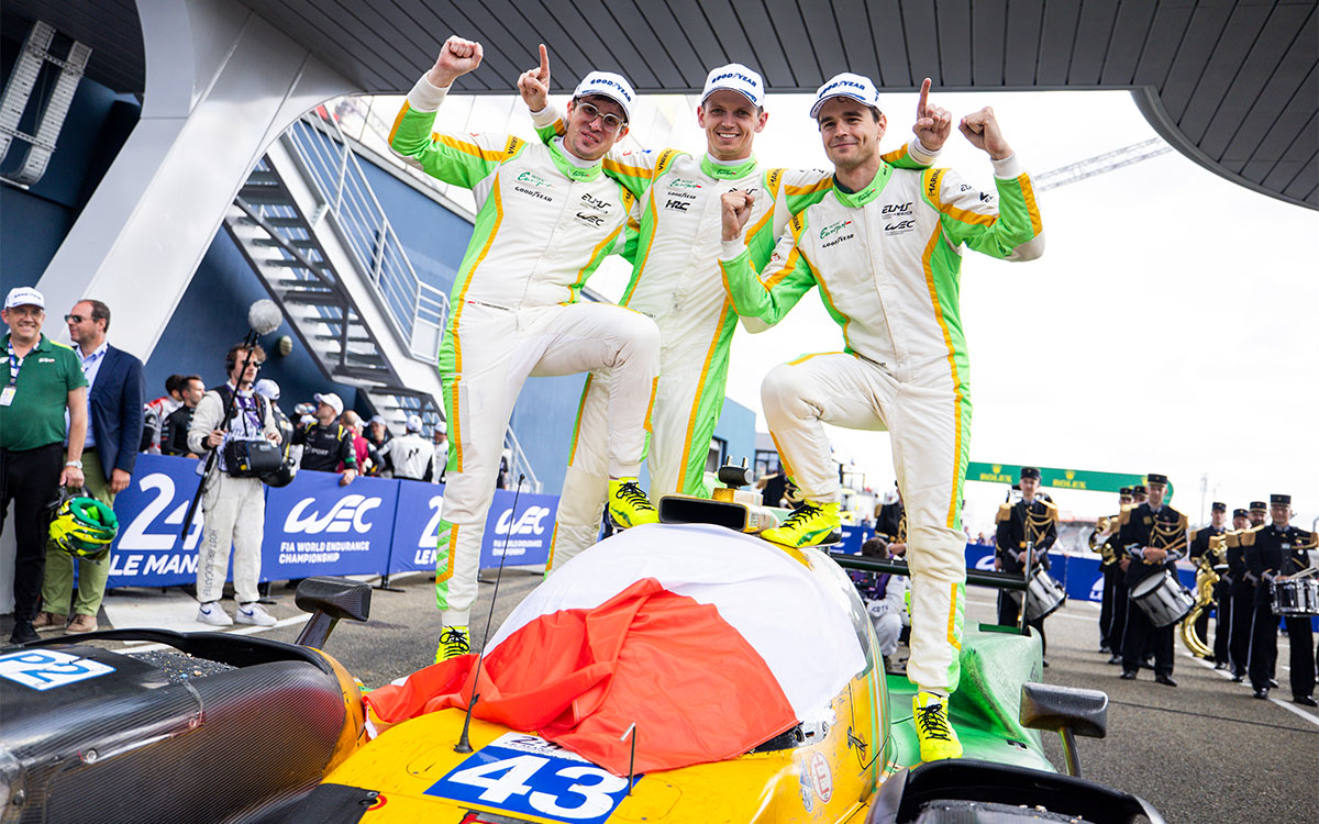 LMP2クラス優勝を経て記念撮影に臨むインターユーロポールの43号車（ヤコブ・シメホウスキー／トム・ディルマン／ニック・イェロリー）のドライバー達、2025年6月15日(日) FIA世界耐久選手権（WEC）第4戦ル・マン24時間レース（サルト・サーキット）