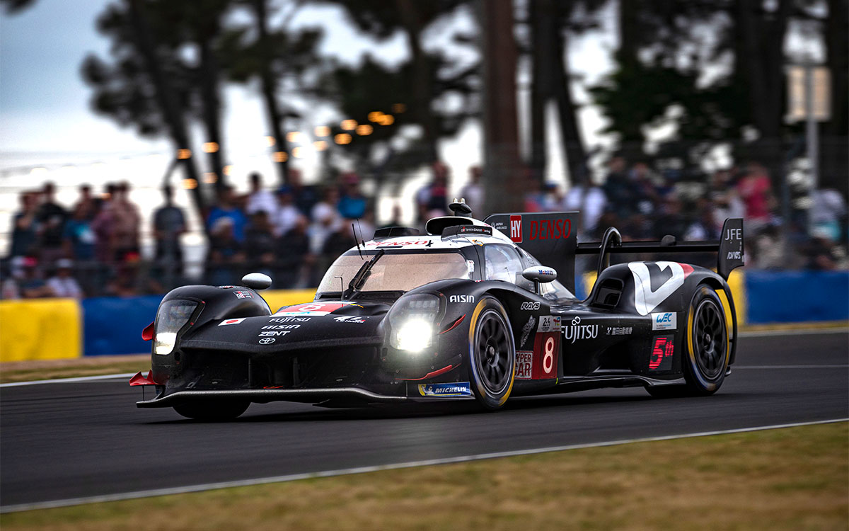 サルト・サーキットを走行するトヨタ・ガズー・レーシングの8号車GR010ハイブリッド（セバスチャン・ブエミ、ブレンドン・ハートレー、平川亮）、2025年6月15日(日) FIA世界耐久選手権（WEC）第4戦ル・マン24時間レース