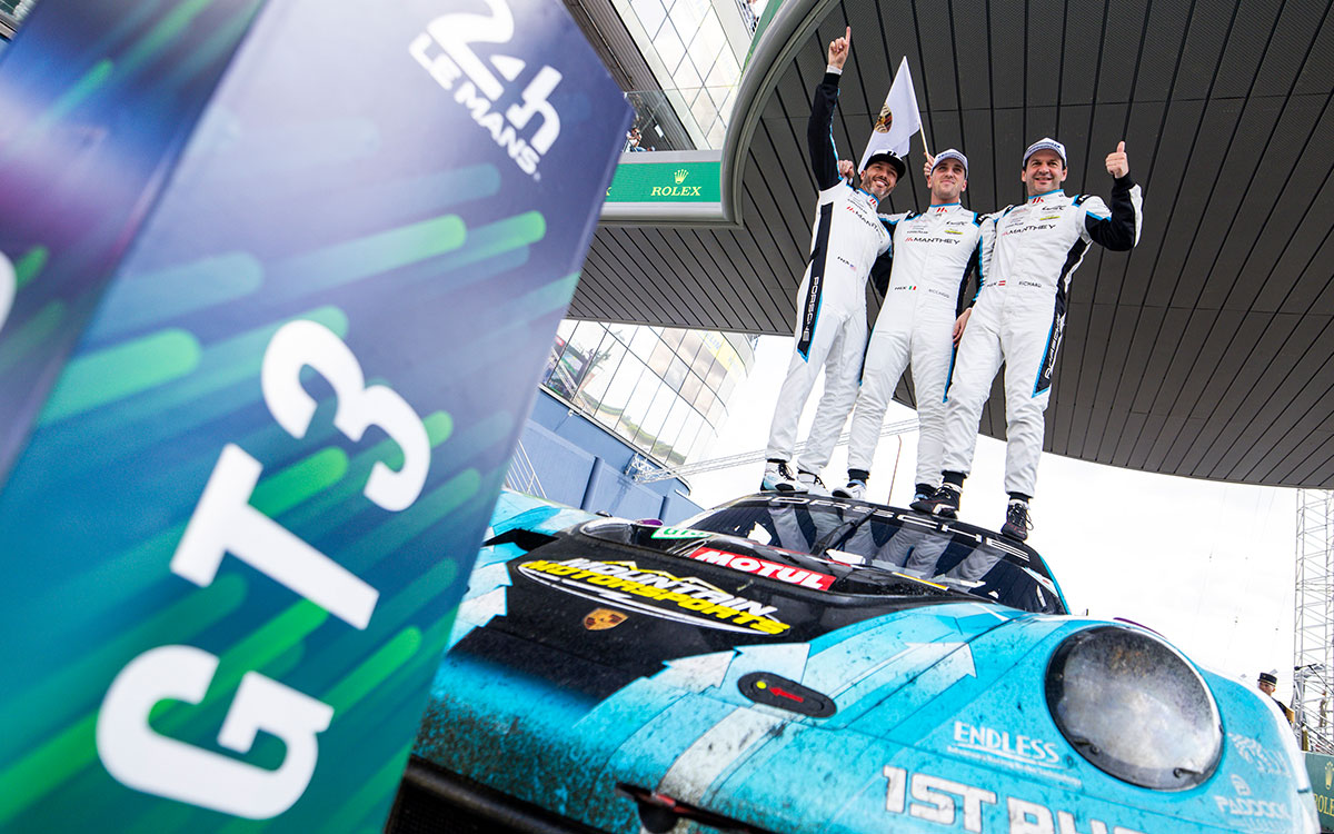 KMGT3クラス優勝を経て記念撮影に臨むマンタイ・ファースト・フォーム92号車ポルシェ911GT3 Rのライアン・ハードウィック、リカルド・ペラ、リヒャルト・リーツ、2025年6月15日(日) FIA世界耐久選手権（WEC）第4戦ル・マン24時間レース（サルト・サーキット）