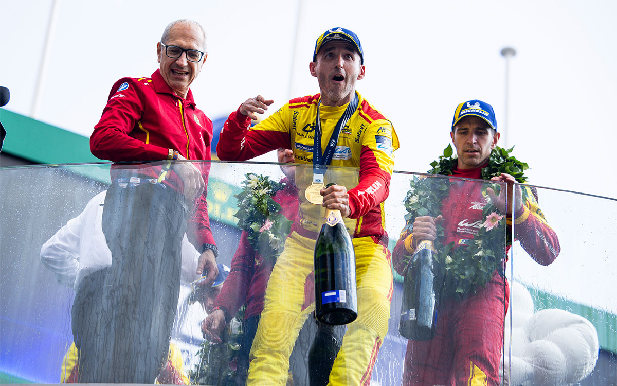 総合優勝を果たし、表彰台に上がったAFコルセ 83号車フェラーリ499Pのロバート・クビサ、2025年6月15日(日) FIA世界耐久選手権（WEC）第4戦ル・マン24時間レース（サルト・サーキット）