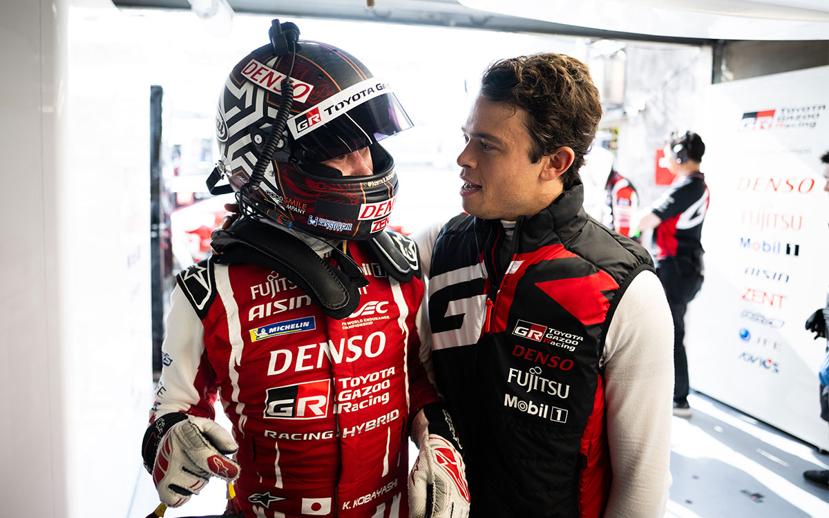 小林可夢偉と話すニック・デ・フリース（ともにTOYOTA GAZOO Racing）、2025年6月12日(木) ル・マン24時間レース