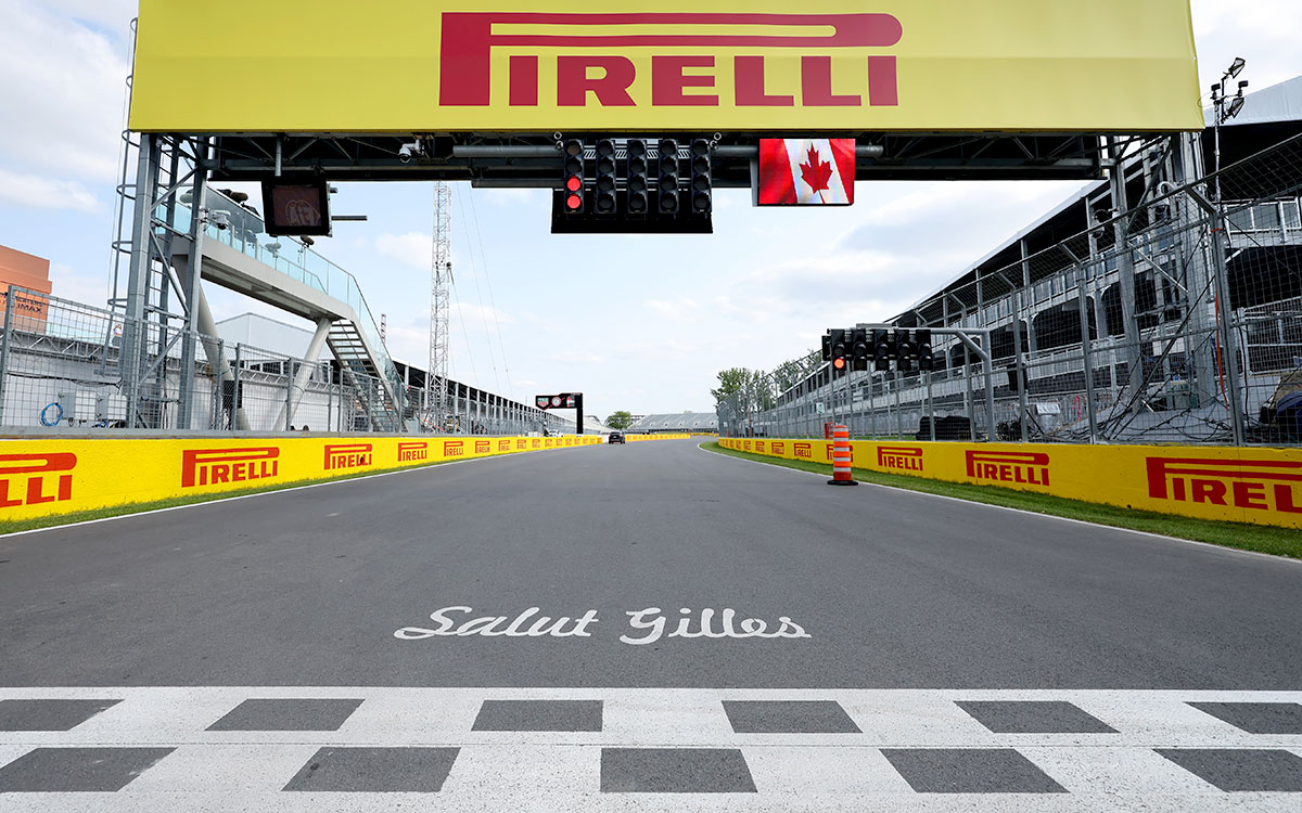 ジル・ビルヌーブ・サーキットのメインストレートに設置されたスタートシグナルと路面に描かれた”Salut Gilles”のペイント、2025年6月12日F1カナダGP