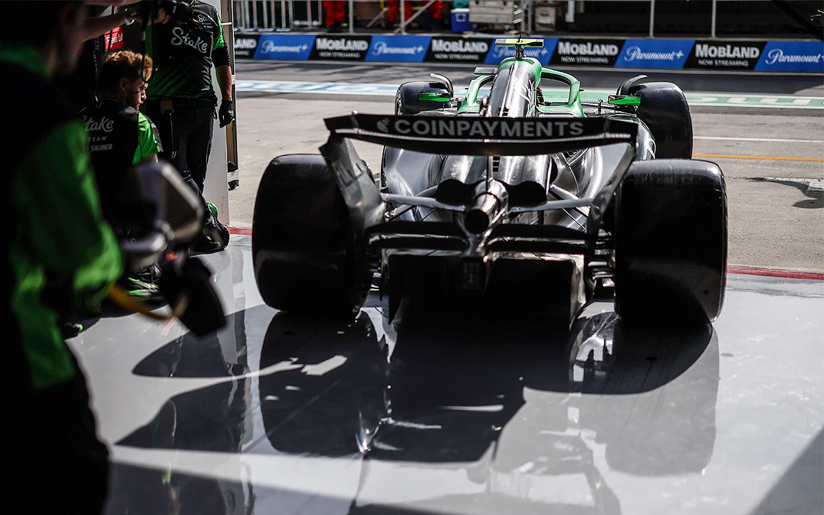 ガレージを後にするガブリエル・ボルトレート(キック・ザウバー)、2025年6月13日(金) F1カナダGPフリー走行(ジル・ビルヌーブ・サーキット)