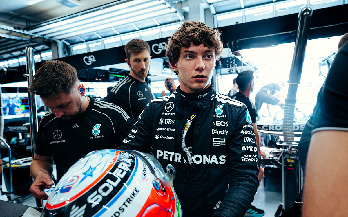 ガレージに立つアンドレア・キミ・アントネッリ(メルセデス)、2025年6月27日(金) F1オーストリアGP(レッドブル・リンク)