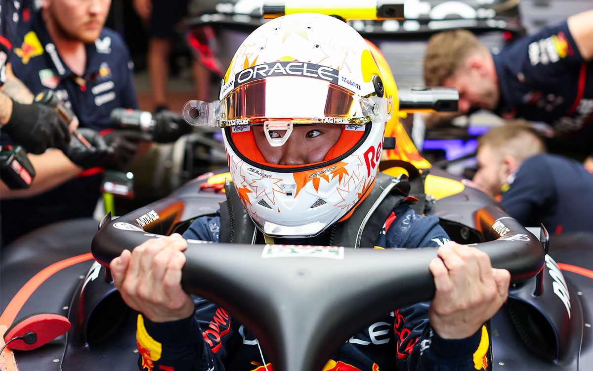 ガレージ内でクルマに乗り込む角田裕毅(レッドブル)、2025年6月27日(金) F1オーストリアGP フリー走行(レッドブル・リンク)