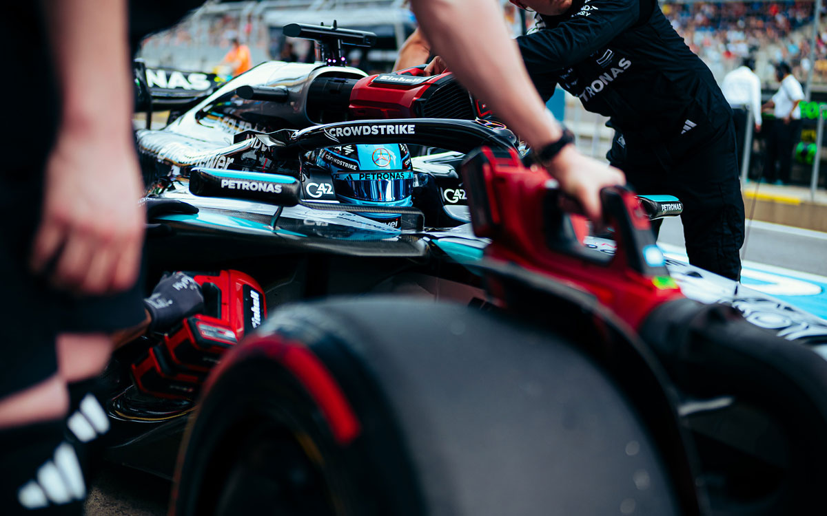 ガレージの前で停車するジョージ・ラッセル(メルセデス)、2025年6月27日(金) F1オーストリアGP 初日フリー走行(レッドブル・リンク)