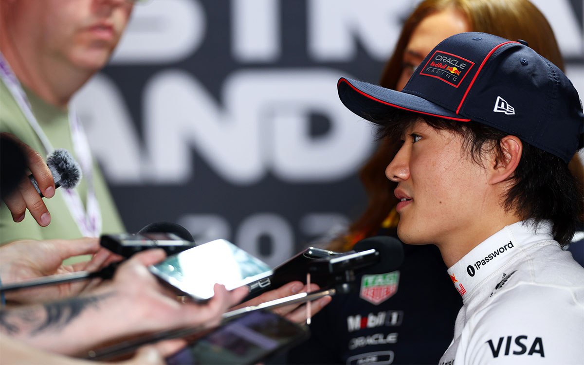18番手でQ1敗退を喫した予選後にインタビューを受ける角田裕毅(レッドブル)、2025年6月28日(土) F1オーストリアGP(レッドブル・リンク)