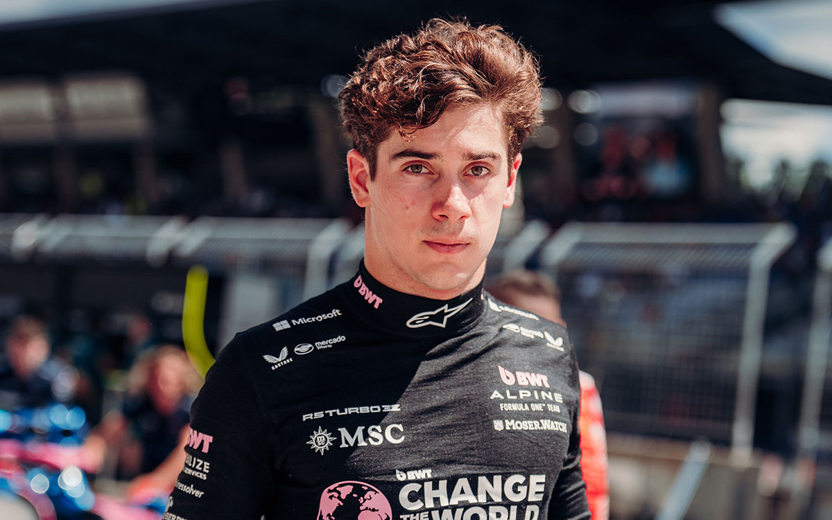 パドックを歩くフランコ・コラピント(アルピーヌ)、2025年F1オーストリアGP