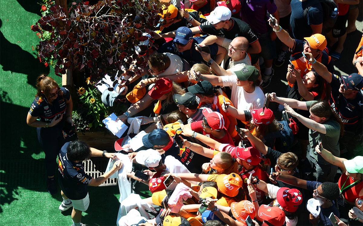 決勝前にファンへサイン対応を行う角田裕毅(レッドブル)、2025年6月29日(日) F1オーストリアGP(レッドブル・リンク)