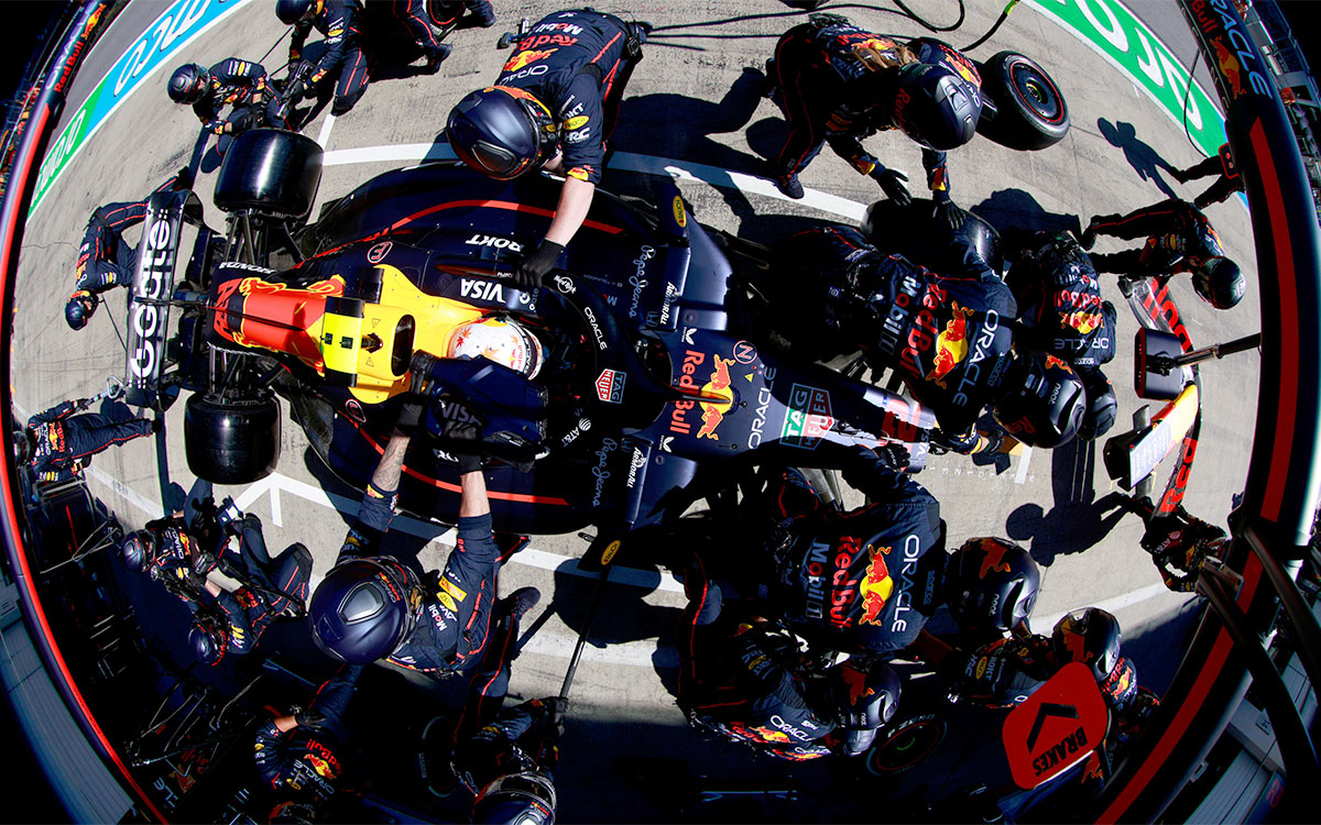 ピットストップを行う角田裕毅（レッドブル）、2025年6月29日(日) F1オーストリアGP決勝（レッドブル・リンク）