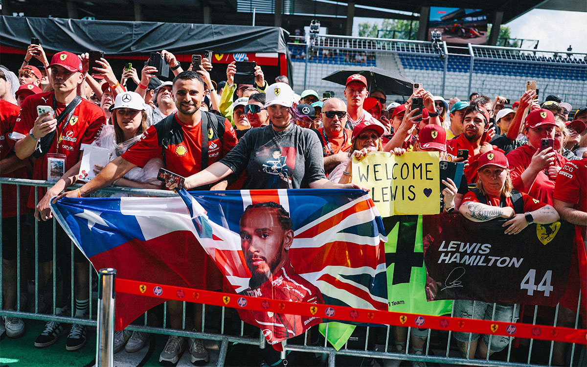 レッドブル・リンクのピットレーンに集まるルイス・ハミルトン(フェラーリ)のファン、2025年6月26日F1オーストリアGP