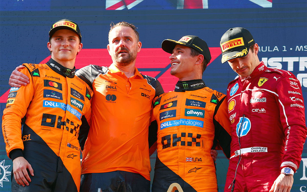 表彰台に並ぶ2位オスカー・ピアストリ(マクラーレン)、ニール・ホールドリー(マクラーレンのエンジニアリング担当テクニカルディレクター)、優勝したランド・ノリス(マクラーレン)、3位のシャルル・ルクレール(フェラーリ)、2025年6月29日(日) F1オーストリアGP決勝(レッドブル・リンク)