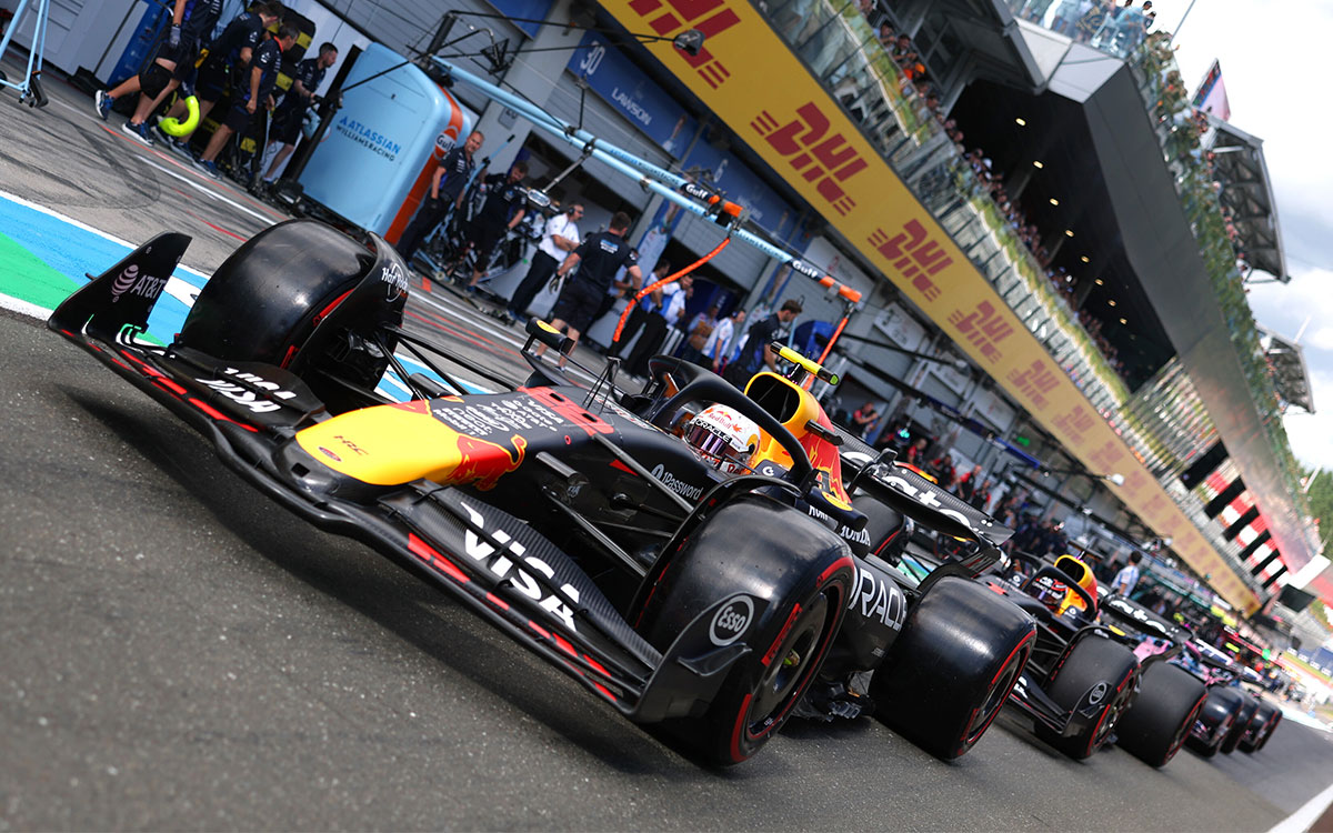 予選中のピットレーンでマックス・フェルスタッペン（レッドブル）の前を走行する角田裕毅（レッドブル）、2025年6月28日(土) F1オーストリアGP（レッドブル・リンク）
