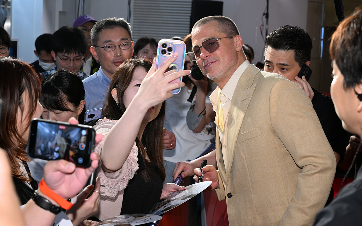 ファンと交流する主演俳優のブラッド・ピット、2025年6月25日に丸の内ピカデリーで行われた映画『F1：The Movie（邦題：F1／エフワン）』舞台挨拶にて (2)