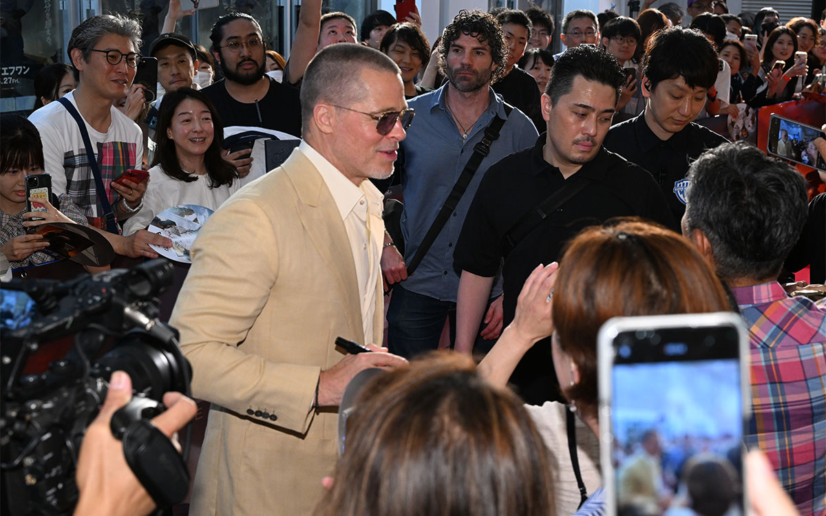 ファンと交流する主演俳優のブラッド・ピット、2025年6月25日に丸の内ピカデリーで行われた映画『F1:The Movie(邦題:F1/エフワン)』舞台挨拶にて (1)